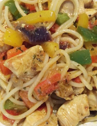 Spaghetti in Chicken Breast Sauce - Yummieliciouz