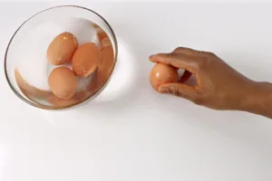 easy way peeling boiled eggs