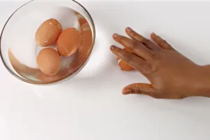 easy way peeling boiled eggs by rolling