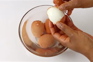 easy way peeling boiled eggs in water