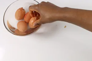 easy way to peel boiled eggs