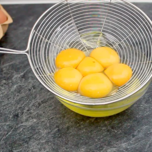 2 ways to separate egg yolks
